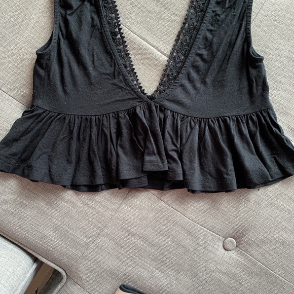 Black Crop Floral Ruffle Tank Top - Picture 2 of 2